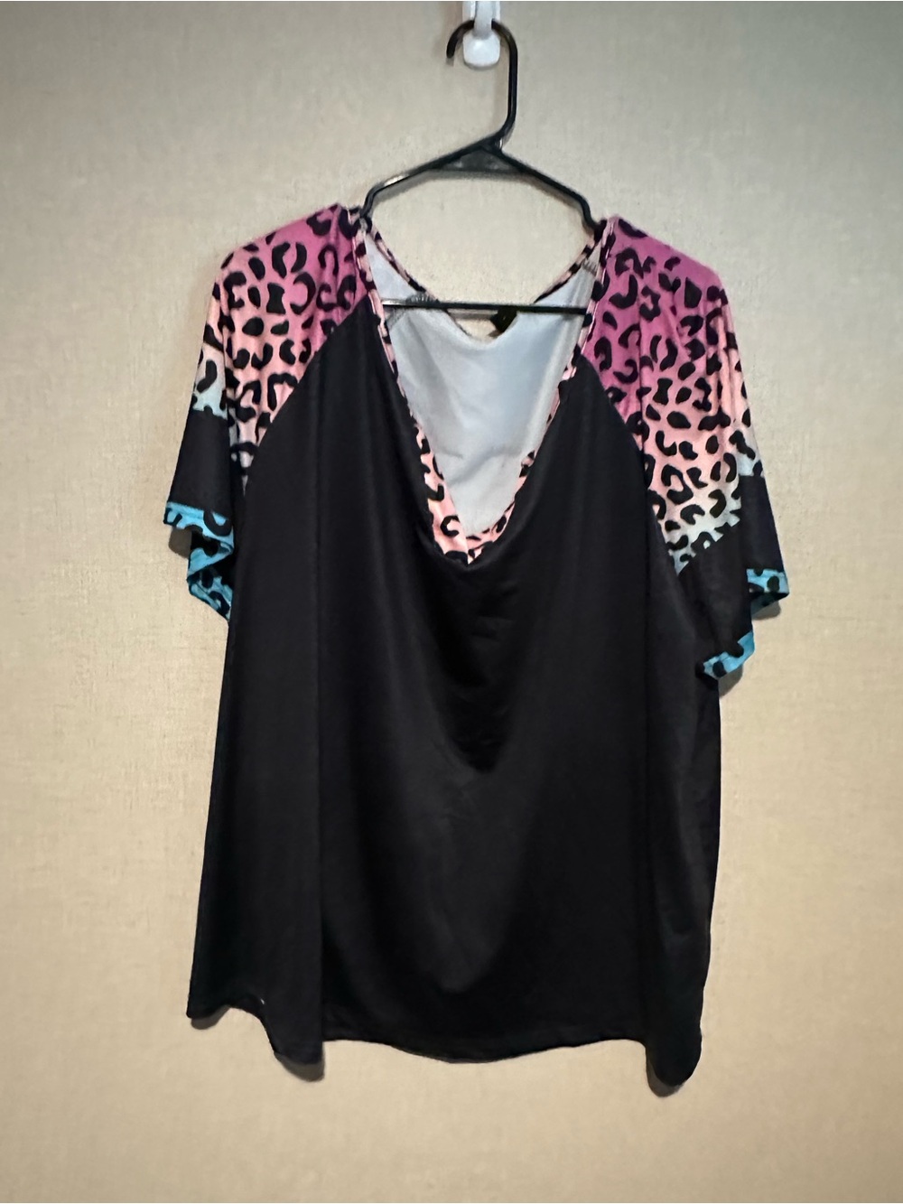 Shein 2XL Black V-Neck Women's Top with Pink Gradient Leopard Sleeves